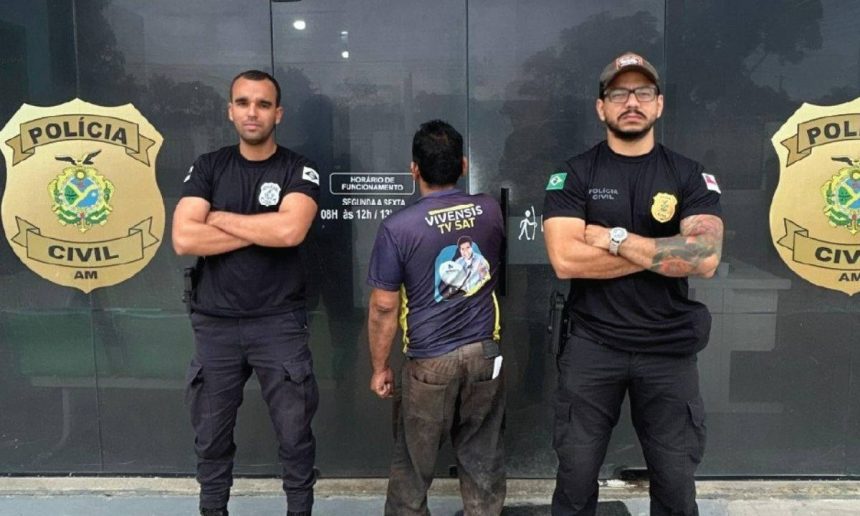 Polícia Civil prende suspeito de abuso sexual. Dois policiais em frente à entrada.