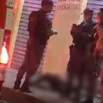 Polícia e corpo no local de crime após assalto a mercadinho no Brasil.