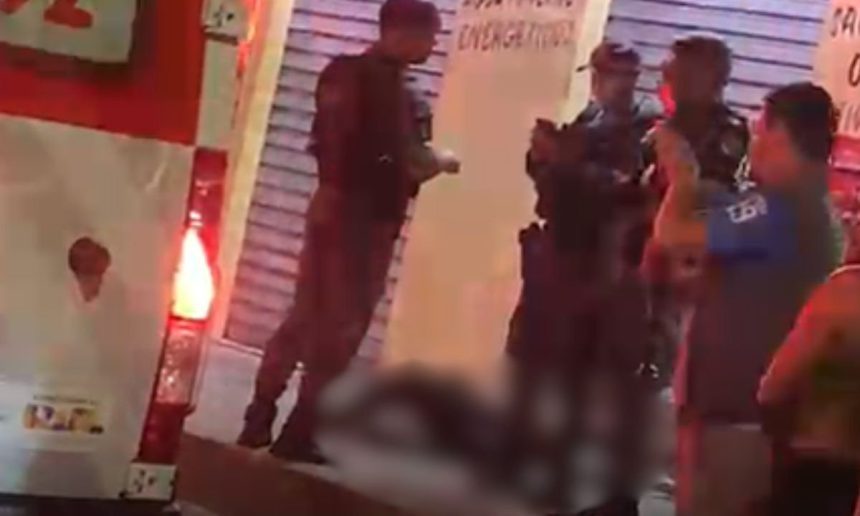 Polícia e corpo no local de crime após assalto a mercadinho no Brasil.