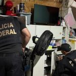 Polícia Federal realiza operação em Manaus, com policiais investigando em residência.