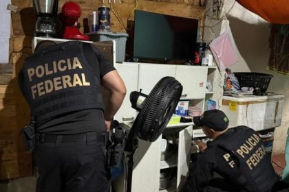 Polícia Federal realiza operação em Manaus, com policiais investigando em residência.