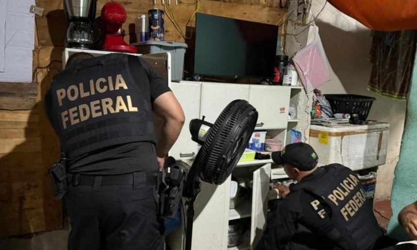 Polícia Federal realiza operação em Manaus, com policiais investigando em residência.
