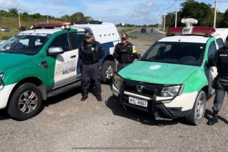 Polícia Militar em ação: viaturas e agentes em operação.