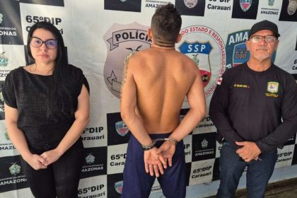 Polícia prende homem de 29 anos em Carauari, Amazonas. Ele está algemado entre dois policiais.