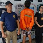 Polícia prende homem no Amazonas. Homem é algemado e acompanhado por policiais.