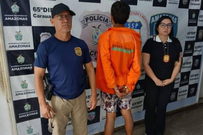 Polícia prende homem no Amazonas. Homem é algemado e acompanhado por policiais.