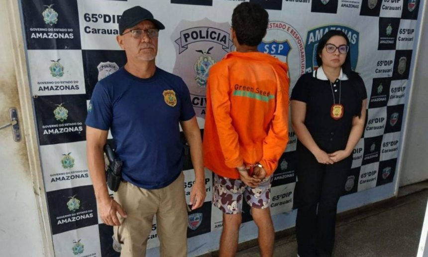 Polícia prende homem no Amazonas. Homem é algemado e acompanhado por policiais.