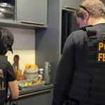 Policiais federais em ação durante a Operação Expurgatio.