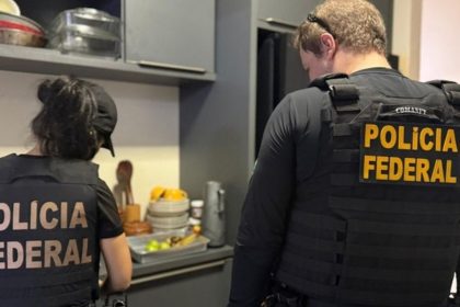 Policiais federais em ação durante a Operação Expurgatio.