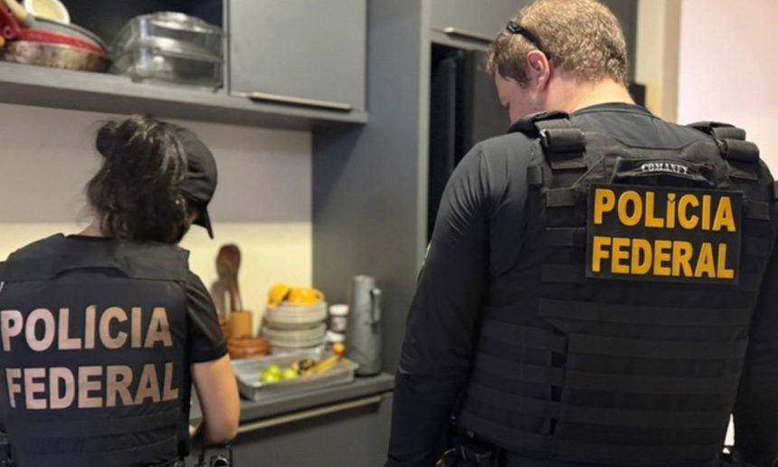 Policiais federais em ação durante a Operação Expurgatio.