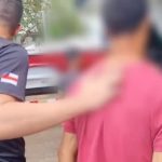 Policial civil abordando suspeito em Manacapuru, Amazonas.