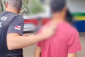 Policial civil abordando suspeito em Manacapuru, Amazonas.