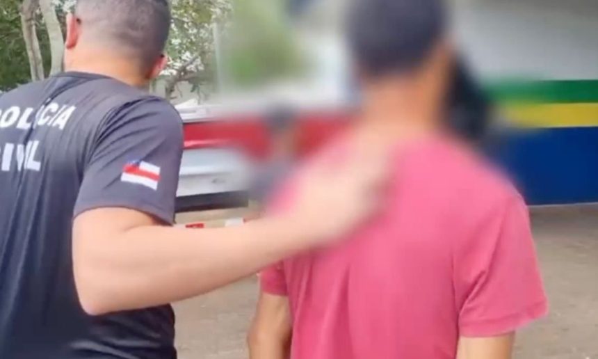 Policial civil abordando suspeito em Manacapuru, Amazonas.