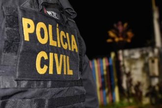 Policial civil com colete tático, cena de investigação noturna.