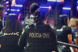 Policial civil em ação de fiscalização da CIF em Manaus