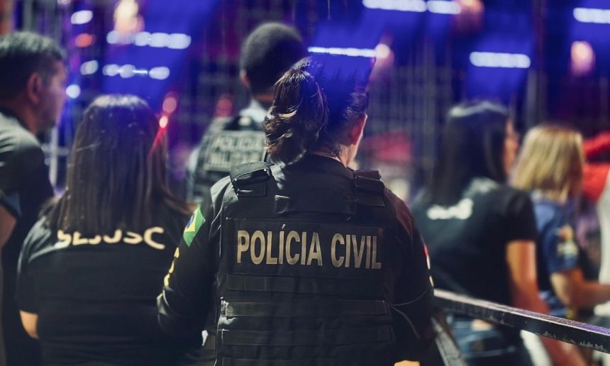 Policial civil em ação de fiscalização da CIF em Manaus