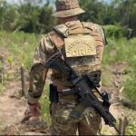 Policial federal com fuzil em operação de combate a plantação de maconha no Amazonas.