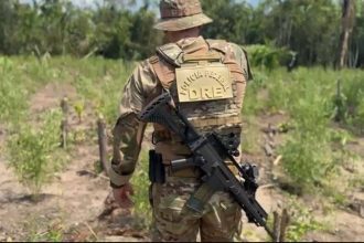 Policial federal com fuzil em operação de combate a plantação de maconha no Amazonas.