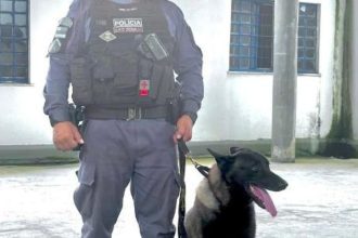 Policial militar com cão farejador Zeus, combatendo o tráfico de drogas no Amazonas.