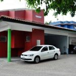 Posto de combustível com carros estacionados.