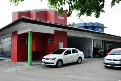 Posto de combustível com carros estacionados.