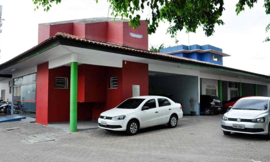 Posto de combustível com carros estacionados.