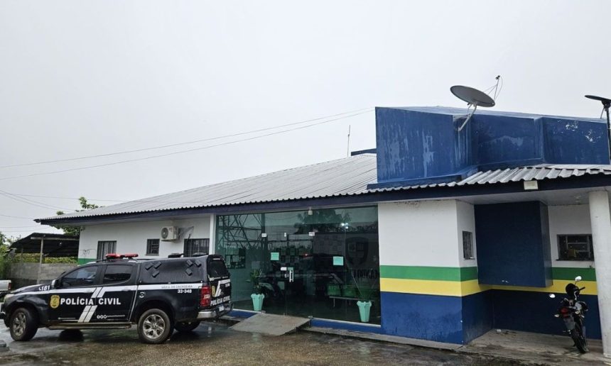 Prédio da Polícia Civil com viatura estacionada e motocicleta.