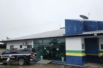 Prédio da Polícia Civil em São Gabriel da Cachoeira, com viatura.