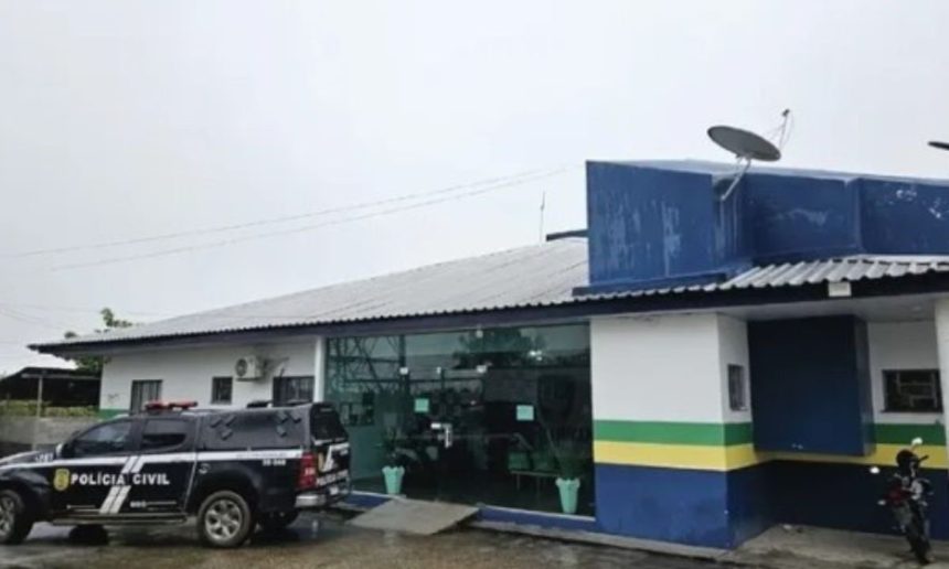 Prédio da Polícia Civil em São Gabriel da Cachoeira, com viatura.