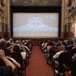 Público assistindo a um filme no Festival Olhar do Norte em teatro histórico.