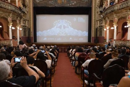 Público assistindo a um filme no Festival Olhar do Norte em teatro histórico.