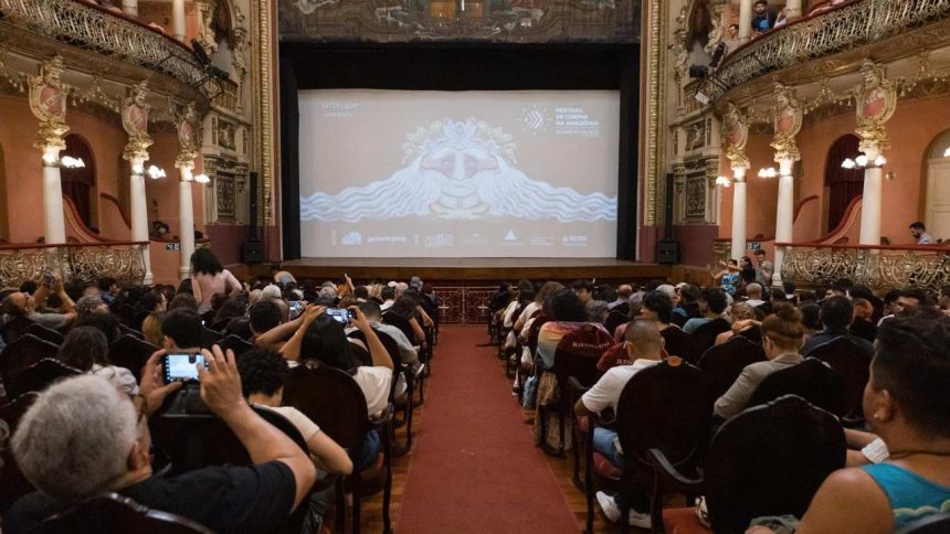 Público assistindo a um filme no Festival Olhar do Norte em teatro histórico.