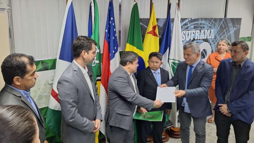 Representantes em reunião da Suframa para aprovação de investimentos na Zona Franca.