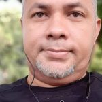 Retrato de homem com barba e camisa preta.