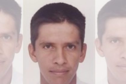 Retrato de um homem de pele morena, com cabelo escuro e olhos castanhos, em um fundo branco, este que pode ser enterrado como indigente