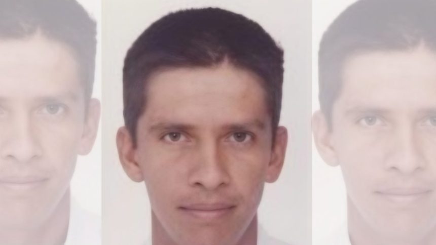 Retrato de um homem de pele morena, com cabelo escuro e olhos castanhos, em um fundo branco, este que pode ser enterrado como indigente