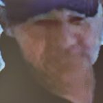 Rosto de suspeito de furto em clínica, com chapéu, em imagem de câmera de segurança.