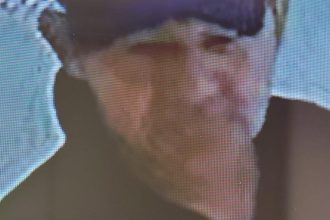 Rosto de suspeito de furto em clínica, com chapéu, em imagem de câmera de segurança.