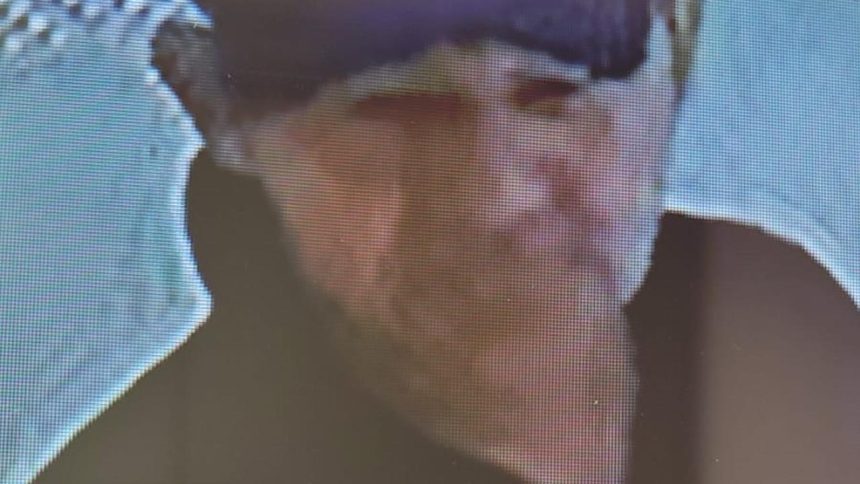 Rosto de suspeito de furto em clínica, com chapéu, em imagem de câmera de segurança.