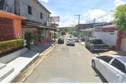 Rua Catalão no bairro Novo Aleixo em Manaus, com carros e prédios.