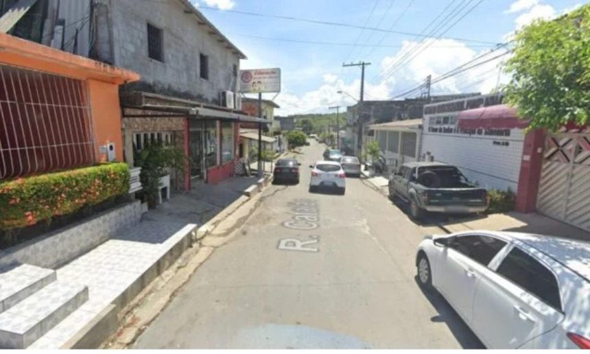 Rua Catalão no bairro Novo Aleixo em Manaus, com carros e prédios.