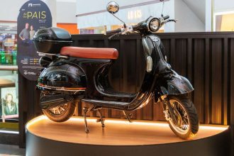 Scooter elétrica preta exposta em shopping, destaque para sorteio de Dia dos Pais.