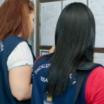 Servidoras da Semsa em Manaus analisando documentos durante concurso público.