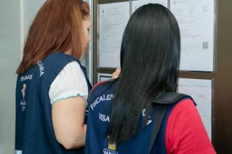 Servidoras da Semsa em Manaus analisando documentos durante concurso público.