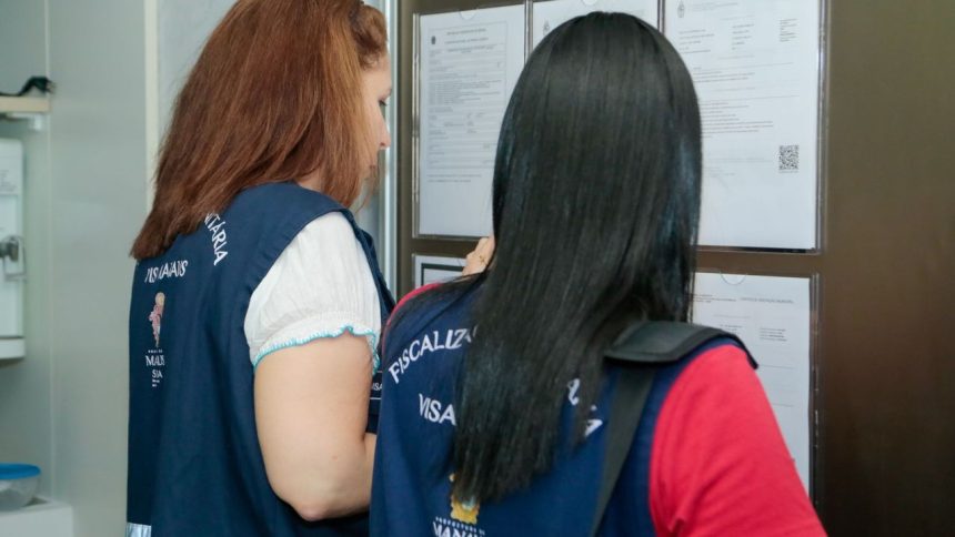 Servidoras da Semsa em Manaus analisando documentos durante concurso público.