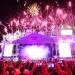 Show de fogos de artifício e multidão no festival Sou Manaus Passo a Paço.