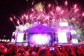 Show de fogos de artifício e multidão no festival Sou Manaus Passo a Paço.