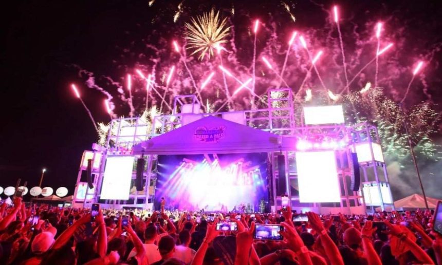 Show de fogos de artifício e multidão no festival Sou Manaus Passo a Paço.