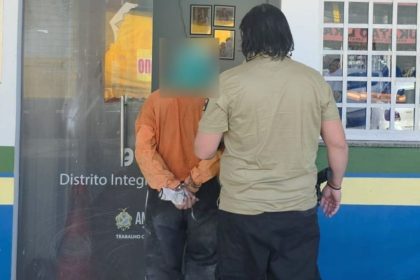 Suspeito preso em flagrante pela polícia, com as mãos algemadas