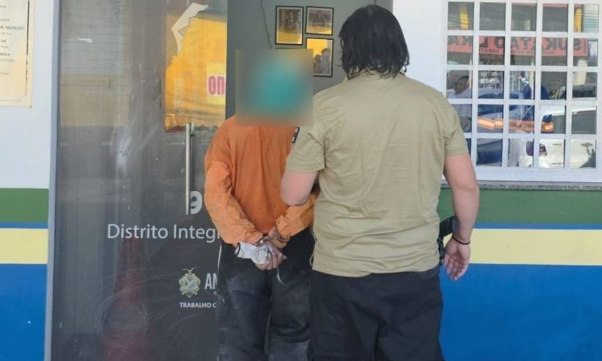 Suspeito preso em flagrante pela polícia, com as mãos algemadas
